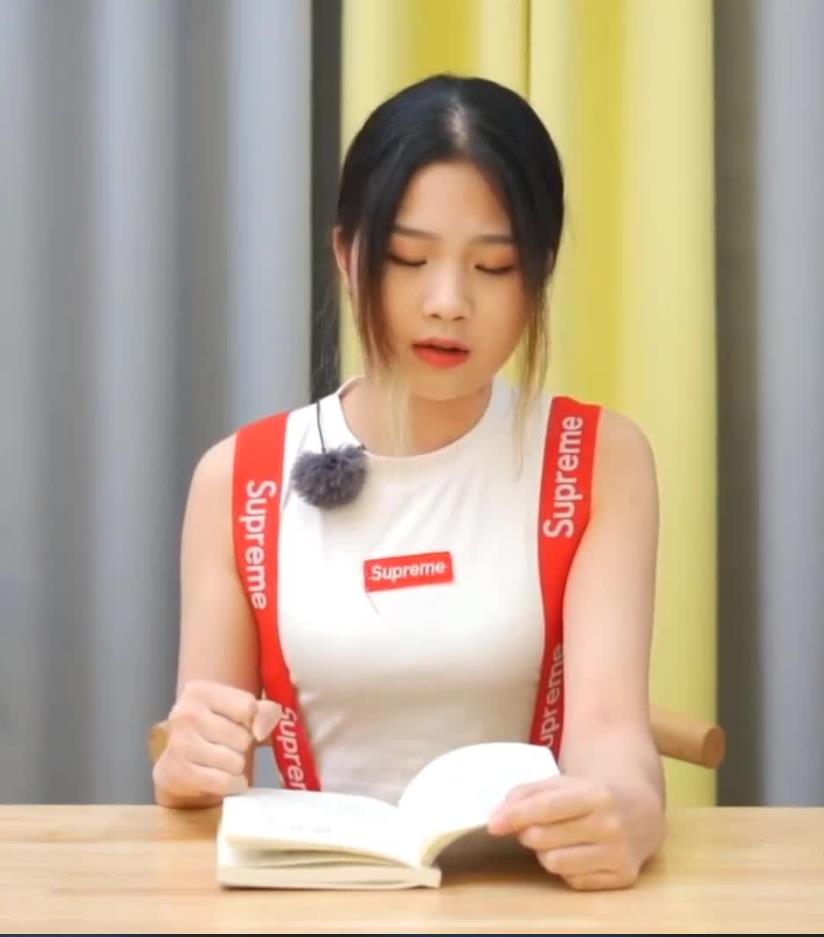 0831141729.jpg 性感倩倩夹跳蛋阅读《月朦胧鸟朦胧帘卷海棠红》